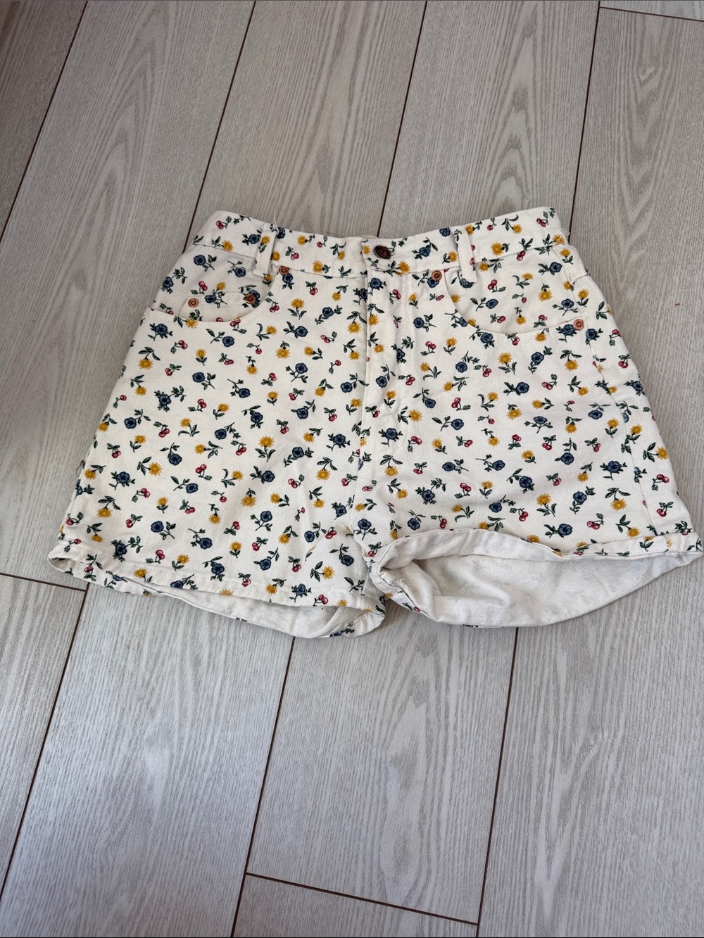 Michael G floral shorts 9 high waisted vintage USA white blue yellow pink summer